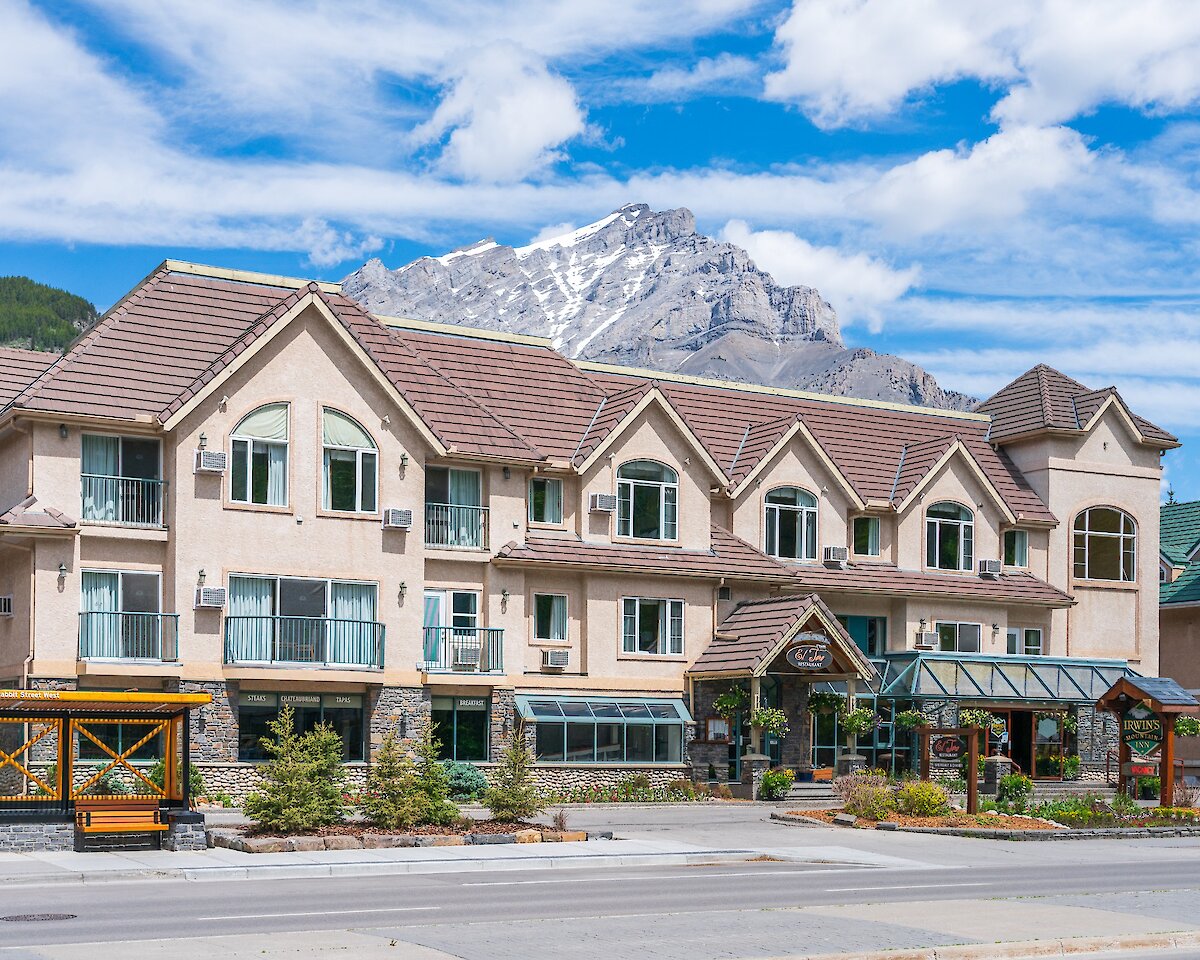 Exterior of Irwins Mountain Inn in summer